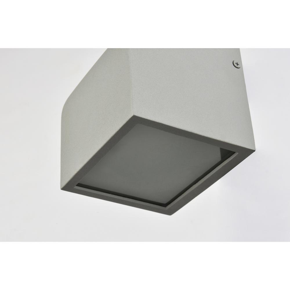 Raine Integrated LED wall sconce in silver. Picture 3