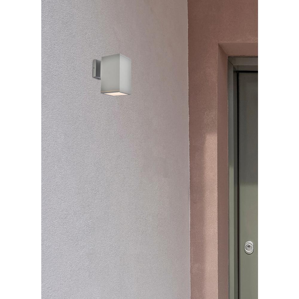 Raine Outdoor Wall in silver. Picture 1