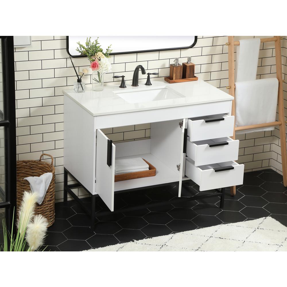 42 inch Single bathroom vanity in white. Picture 3