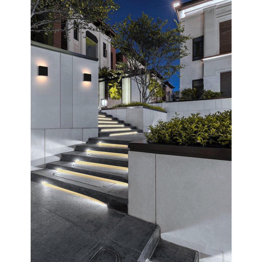 Clyde 9 inch Outdoor Wall Sconce in Black. Picture 2