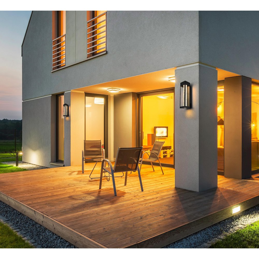 Amaris 19 inch LED Outdoor Wall sconce in Black. Picture 2
