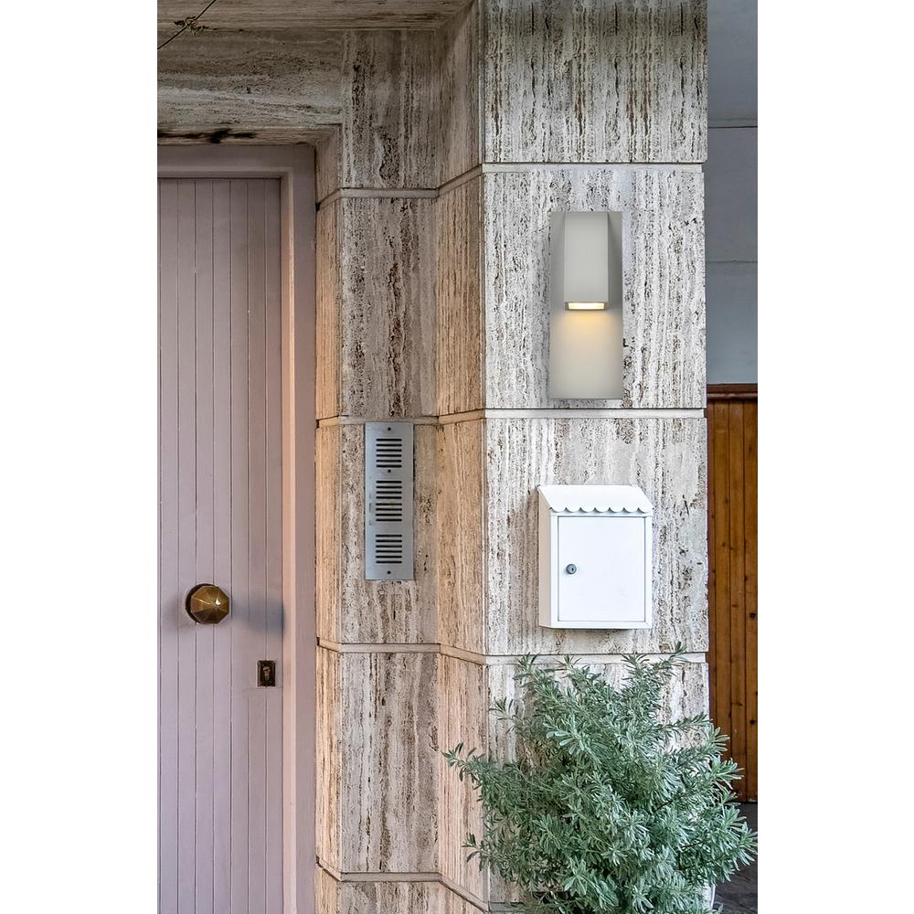 Raine Integrated LED wall sconce in silver. Picture 1