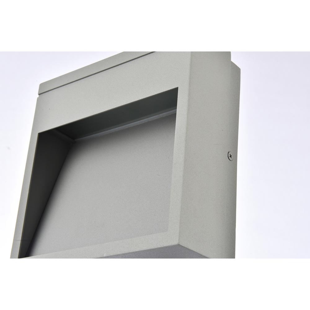 Raine Integrated LED wall sconce  in silver. Picture 4