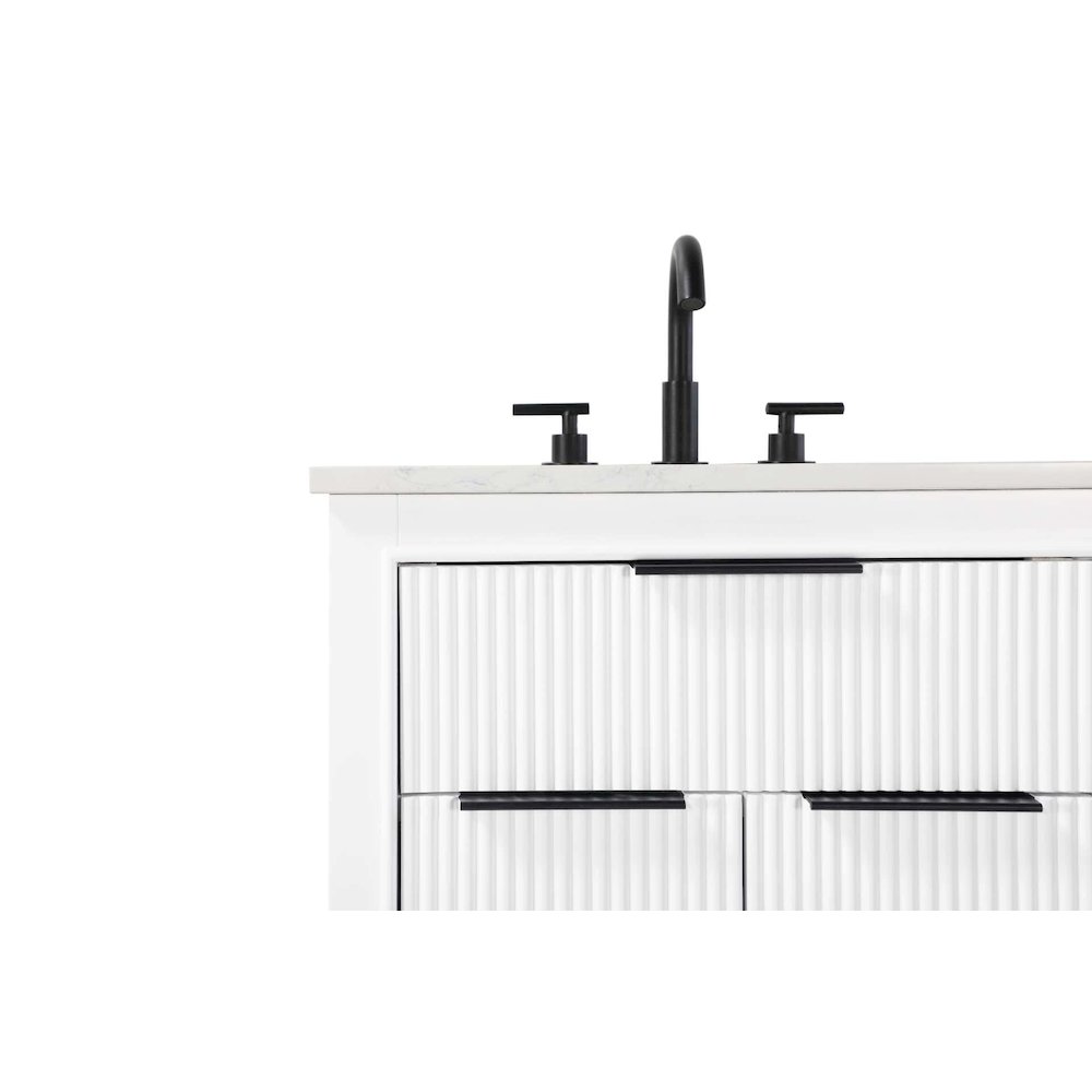 32 inch Single Bathroom Vanity in White. Picture 6