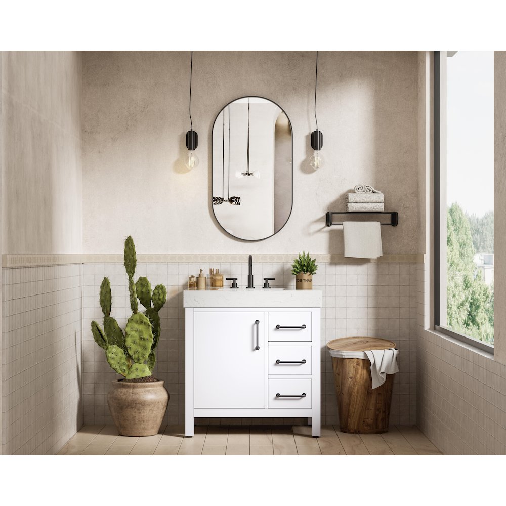 32 inch Single Bathroom Vanity In White. Picture 4