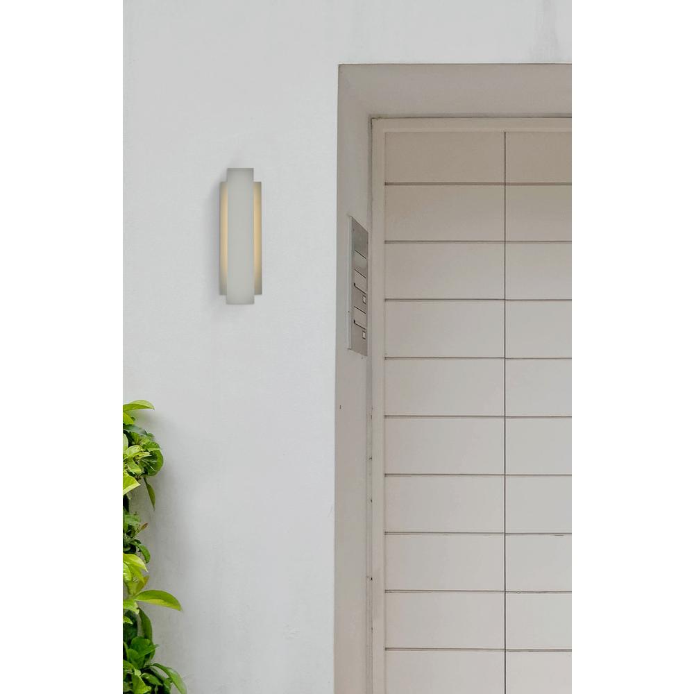 Raine Integrated LED wall sconce in silver. Picture 1