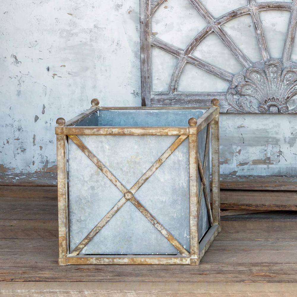 Small Metal Estate Planter. Picture 1