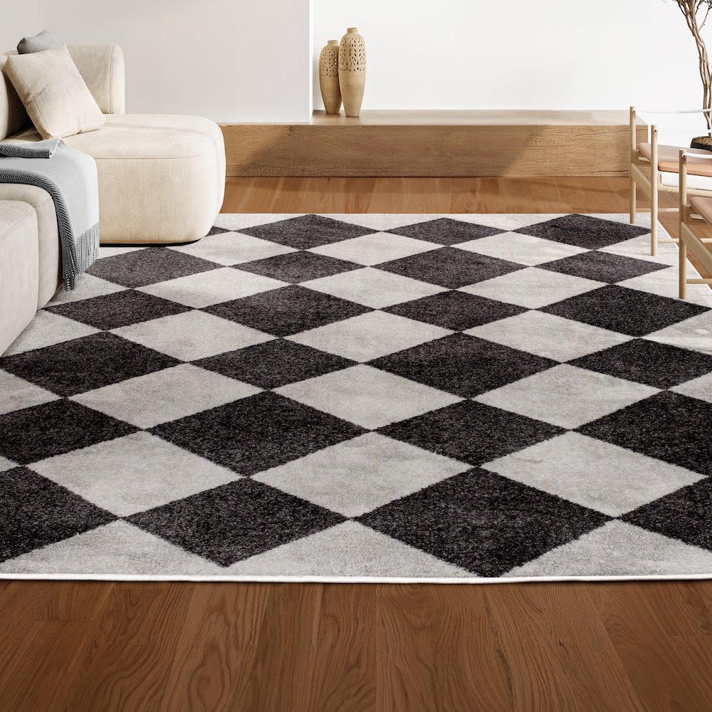 Draper Classic Geometric Diamond Pattern Area Rug. Picture 5
