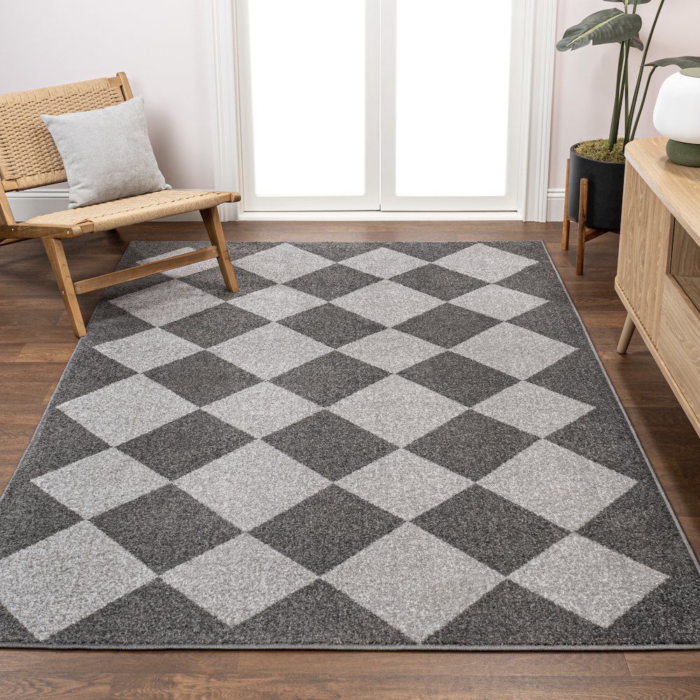 Draper Classic Geometric Diamond Pattern Area Rug. Picture 1