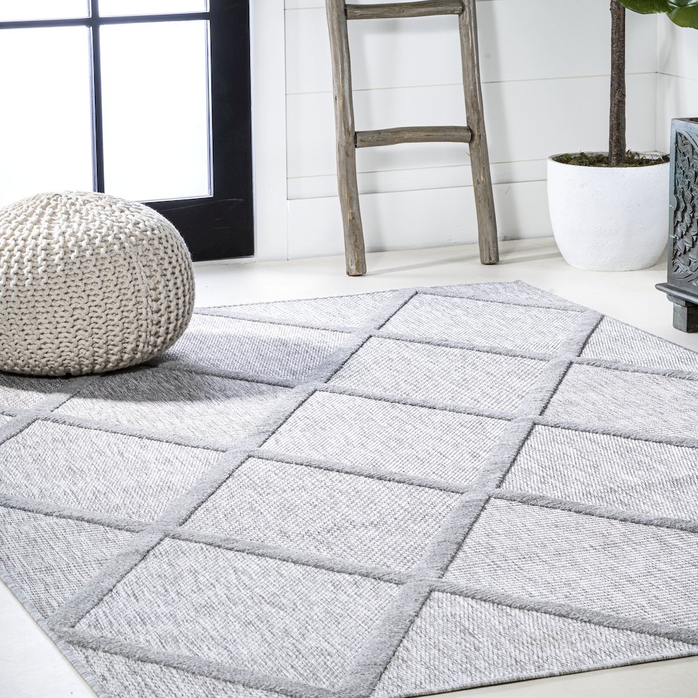 Salines Diamond Trellis Indoor/Outdoor Area Rug. Picture 5