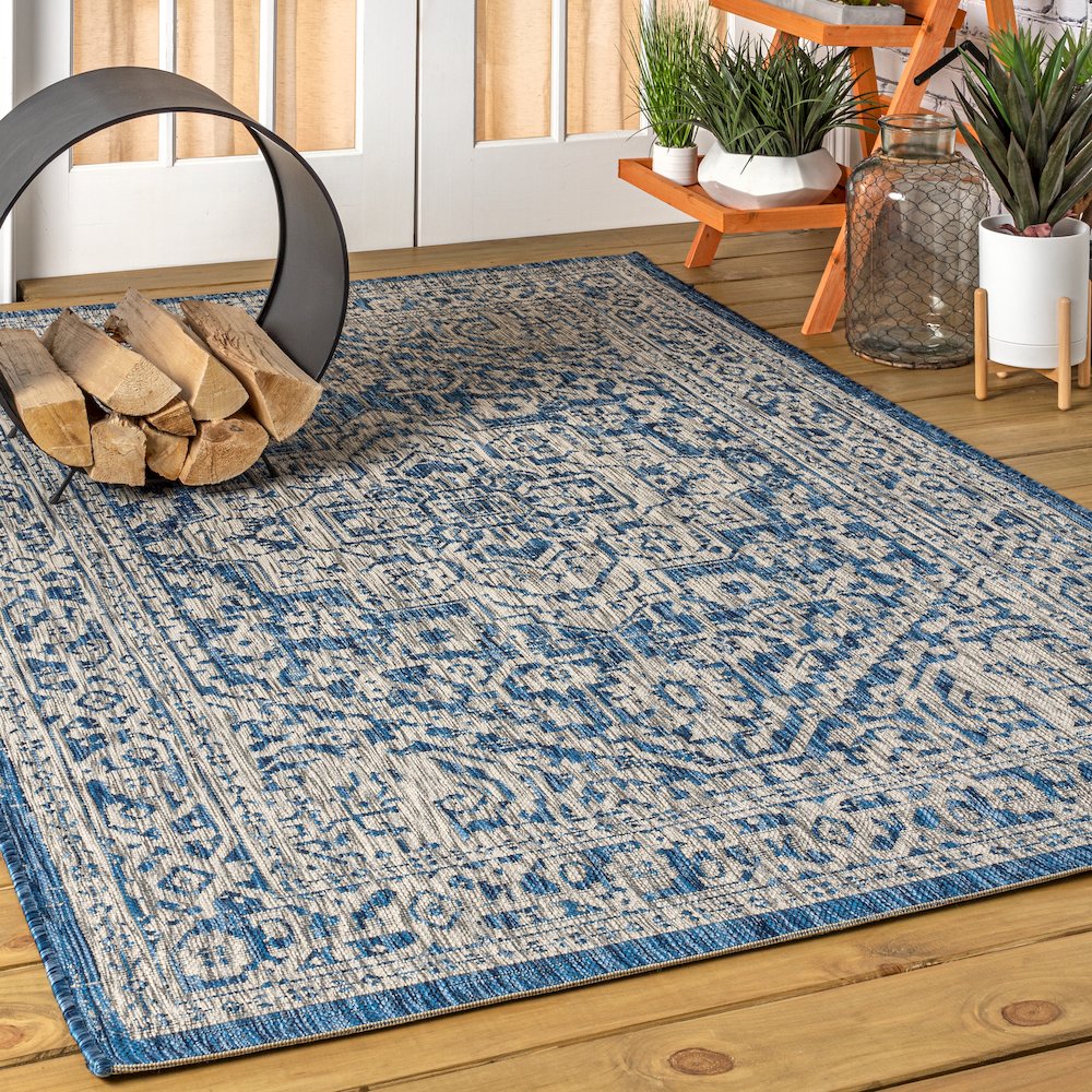 Sinjuri Medallion Textured Weave Indoor/Outdoor Area Rug. Picture 2