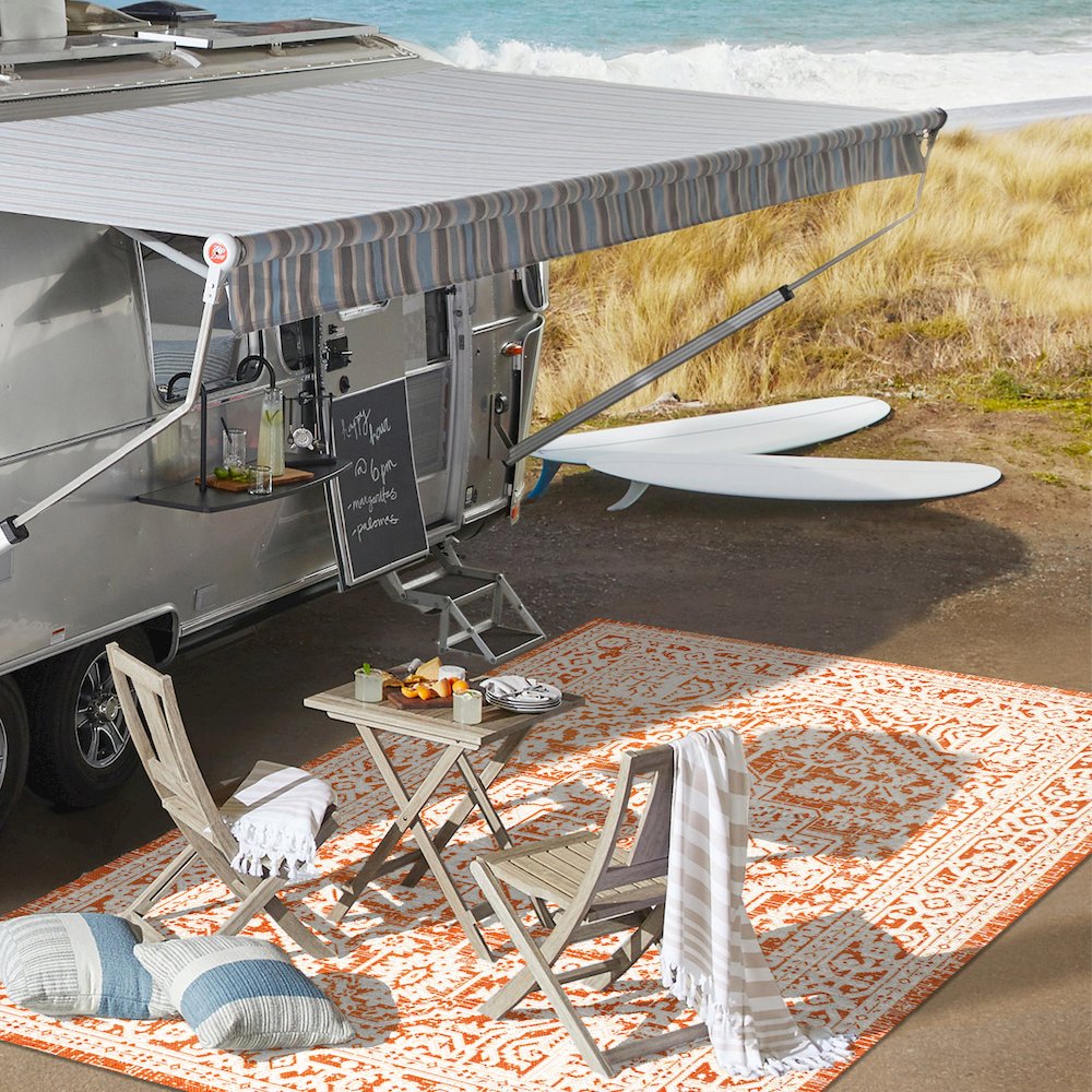 Sinjuri Medallion Textured Weave Indoor/Outdoor Area Rug. Picture 7