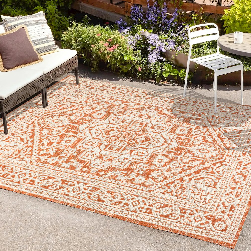 Sinjuri Medallion Textured Weave Indoor/Outdoor Area Rug. Picture 6