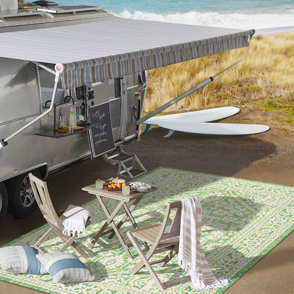 Sinjuri Medallion Textured Weave Indoor/Outdoor Area Rug. Picture 7