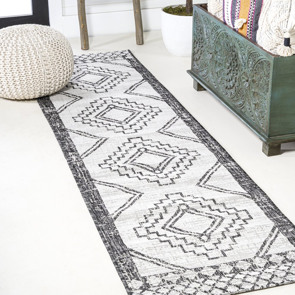 Marokko Diamond Tribal Medallion Indoor/Outdoor Area Rug. Picture 2