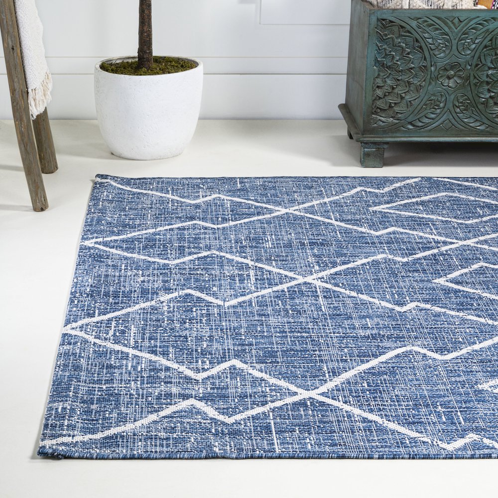 Carwa Tribal Diamond Trellis Indoor/Outdoor Area Rug. Picture 3