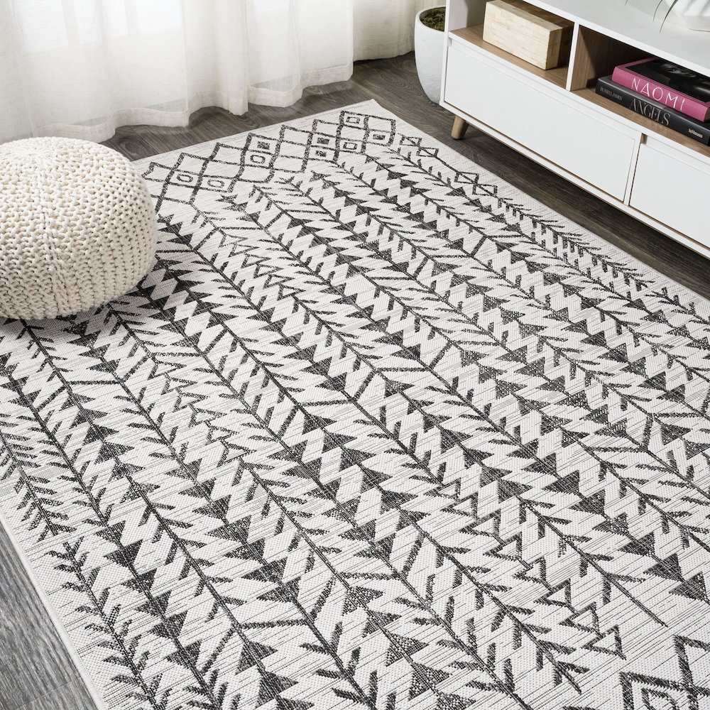Tokay Bohemian Geometric Indoor/Outdoor Area Rug. Picture 4