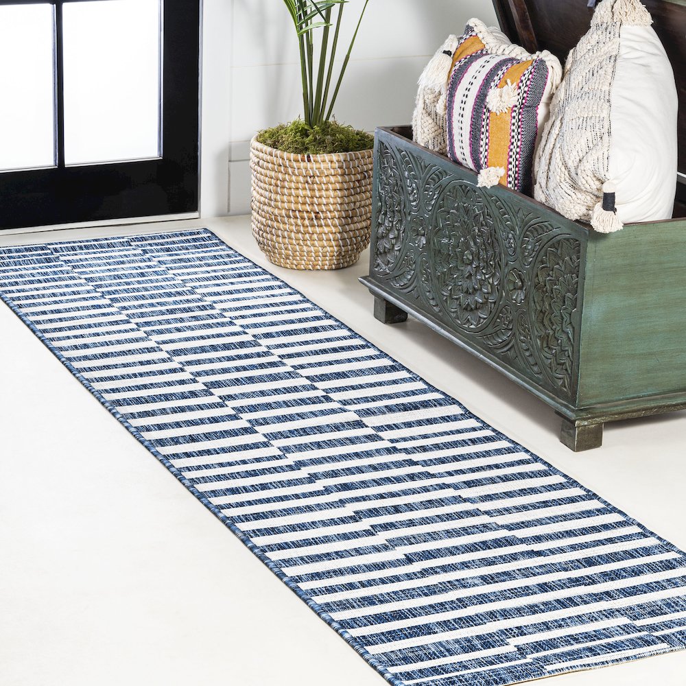 Sukie Modern Offset Stripe Indoor/Outdoor Area Rug. Picture 2