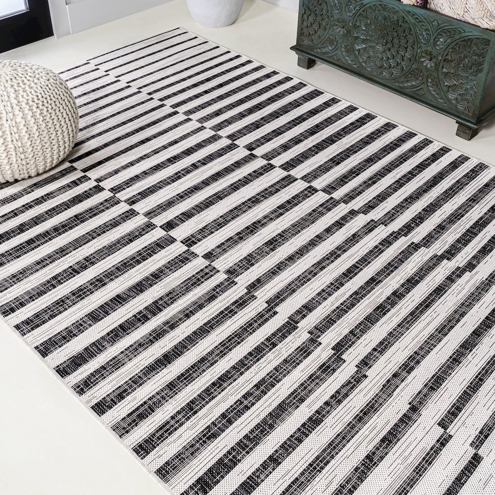 Sukie Modern Offset Stripe Indoor/Outdoor Area Rug. Picture 4