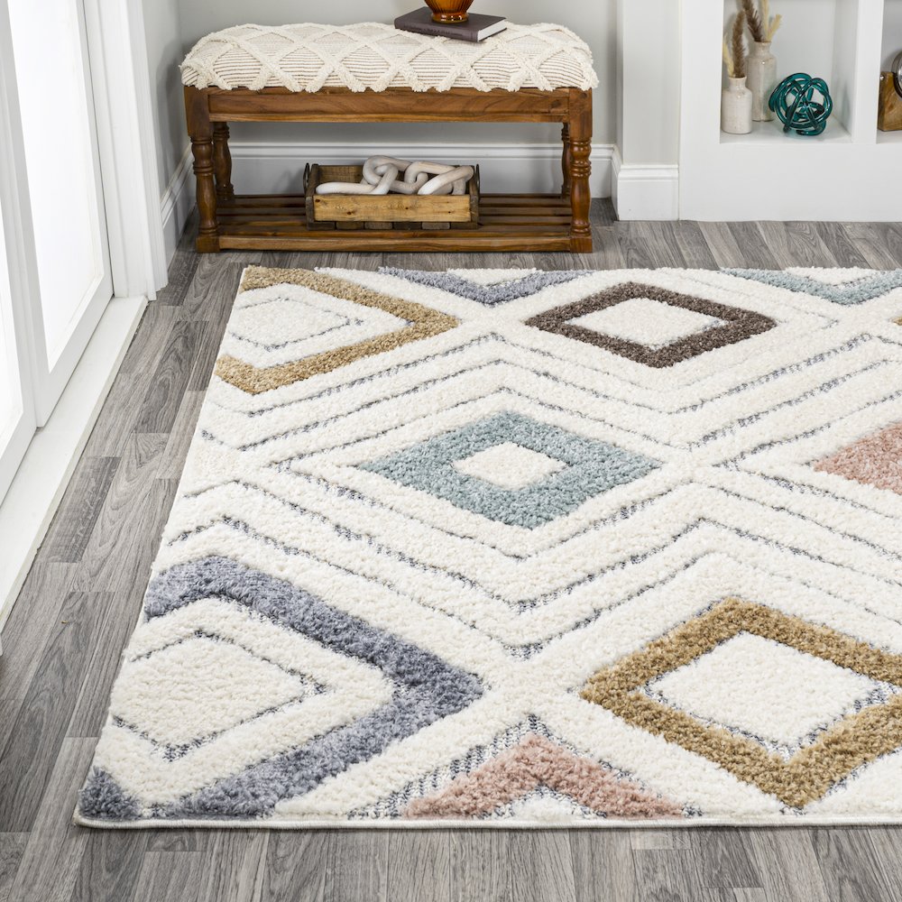 Amira Diamond Tribal High-Low Area Rug. Picture 3