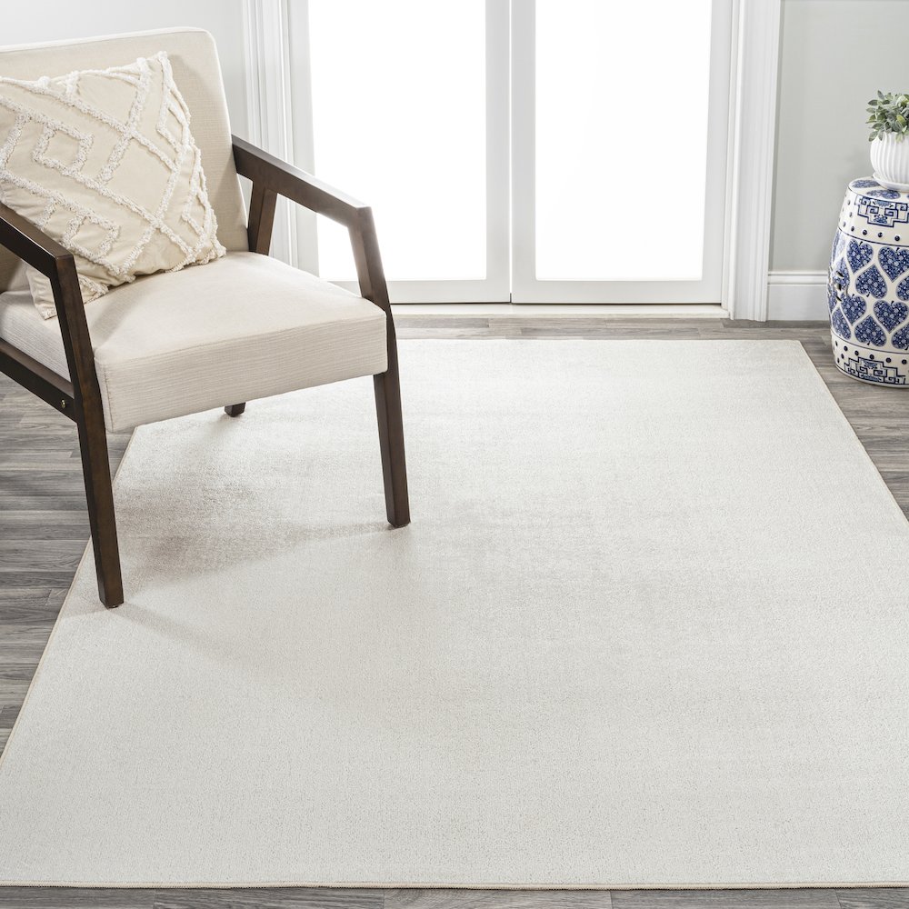 Twyla Classic Solid Low-Pile Machine-Washable Area Rug. Picture 2