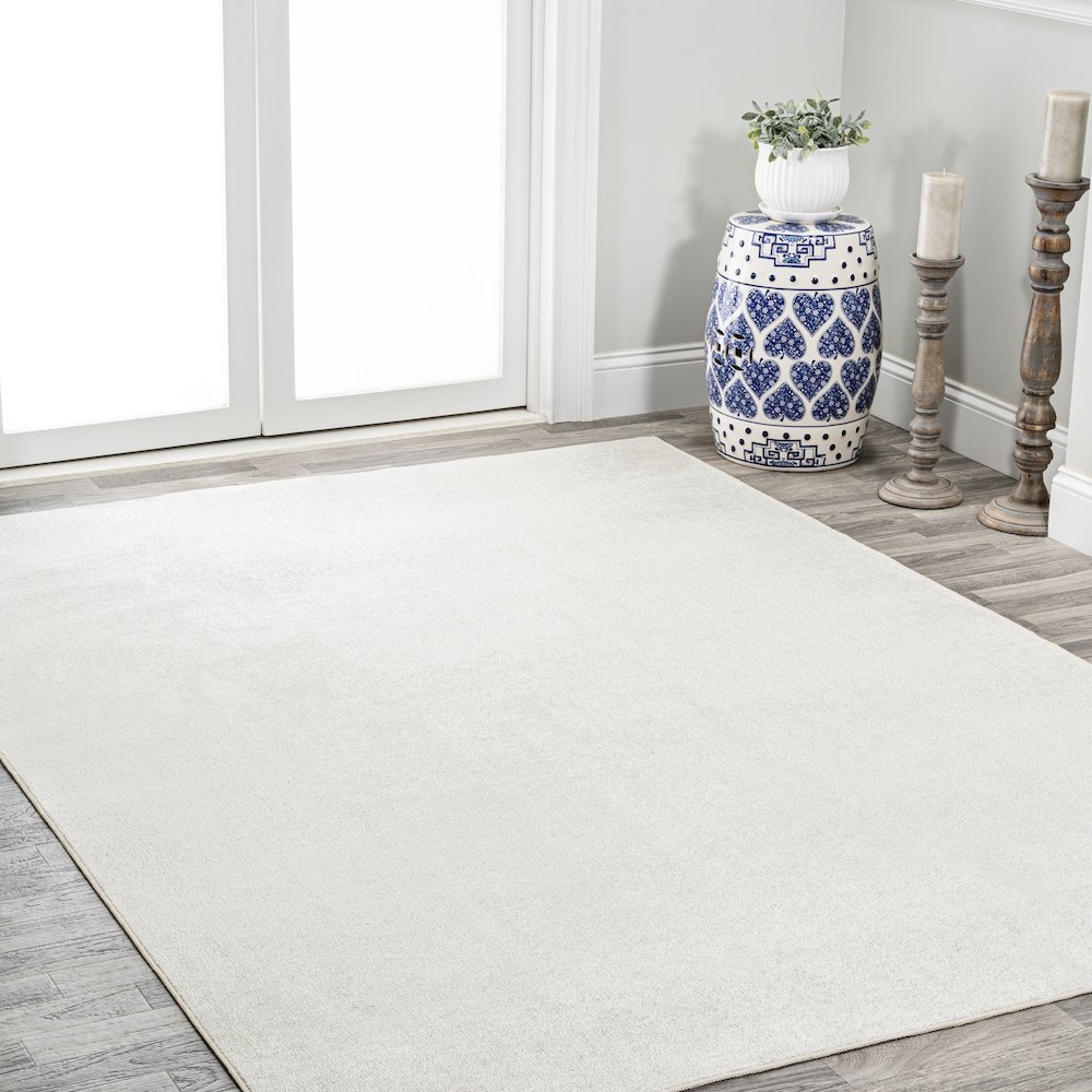 Twyla Classic Solid Low-Pile Machine-Washable Area Rug. Picture 3