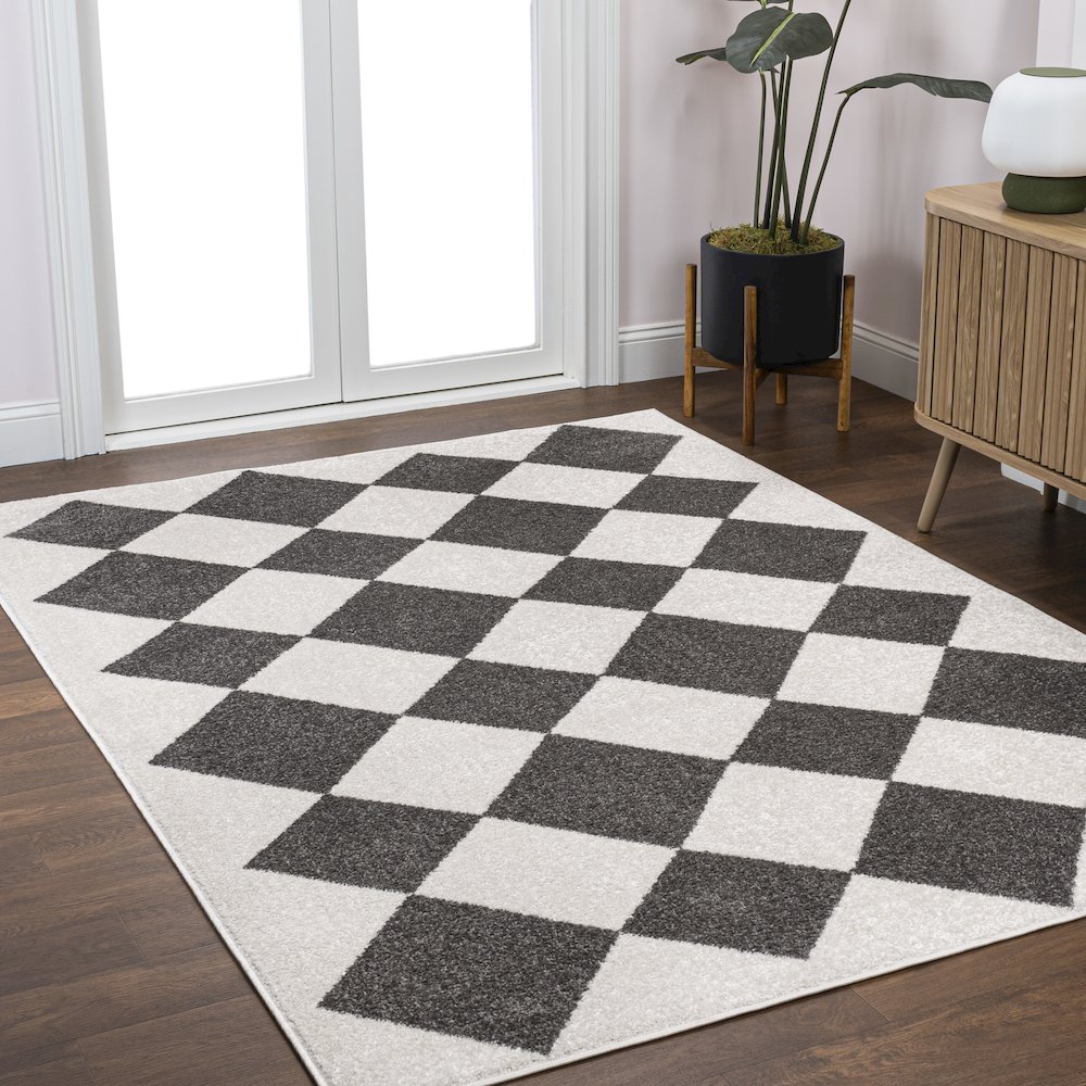 Draper Classic Geometric Diamond Pattern Area Rug. Picture 2