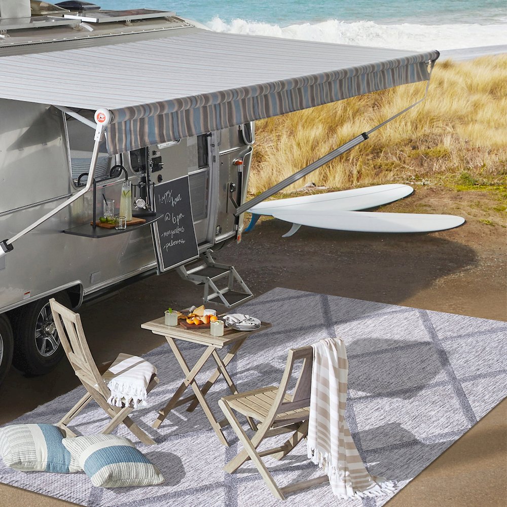 Salines Diamond Trellis Indoor/Outdoor Area Rug. Picture 9
