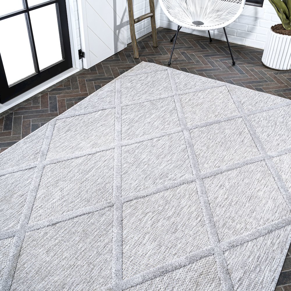 Salines Diamond Trellis Indoor/Outdoor Area Rug. Picture 8