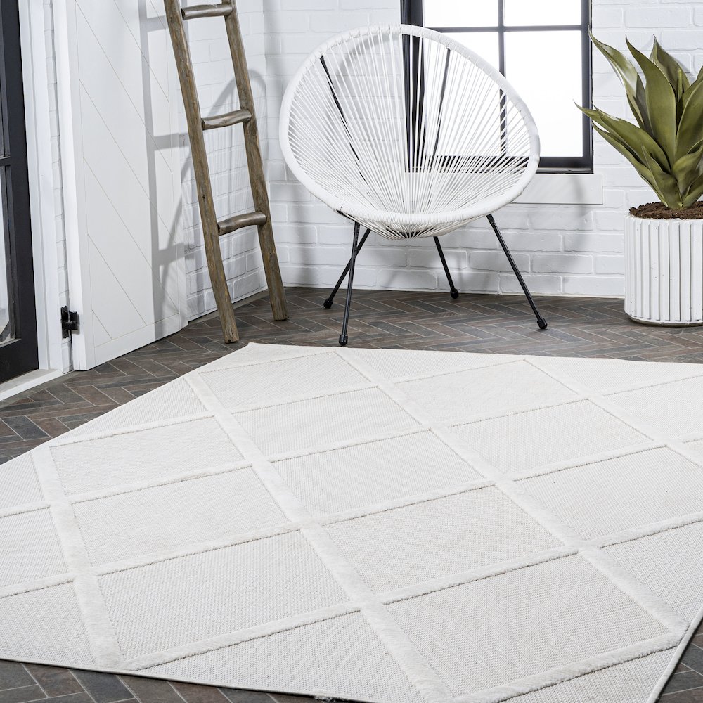 Salines Diamond Trellis Indoor/Outdoor Area Rug. Picture 9