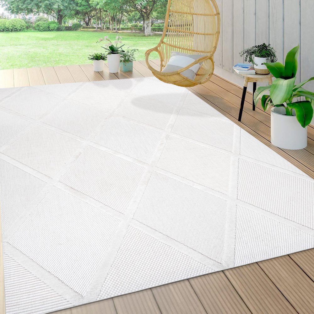Salines Diamond Trellis Indoor/Outdoor Area Rug. Picture 6