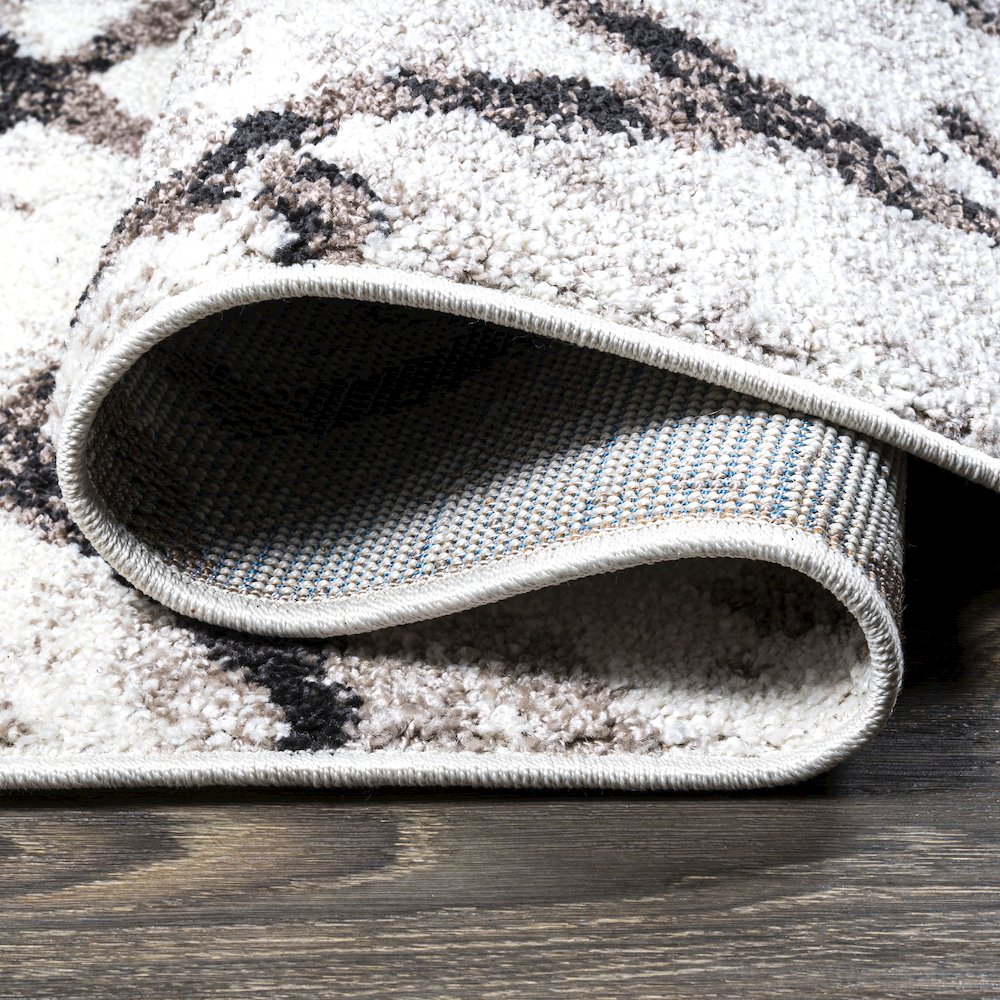 Aksil Moroccan Diamond Area Rug. Picture 9