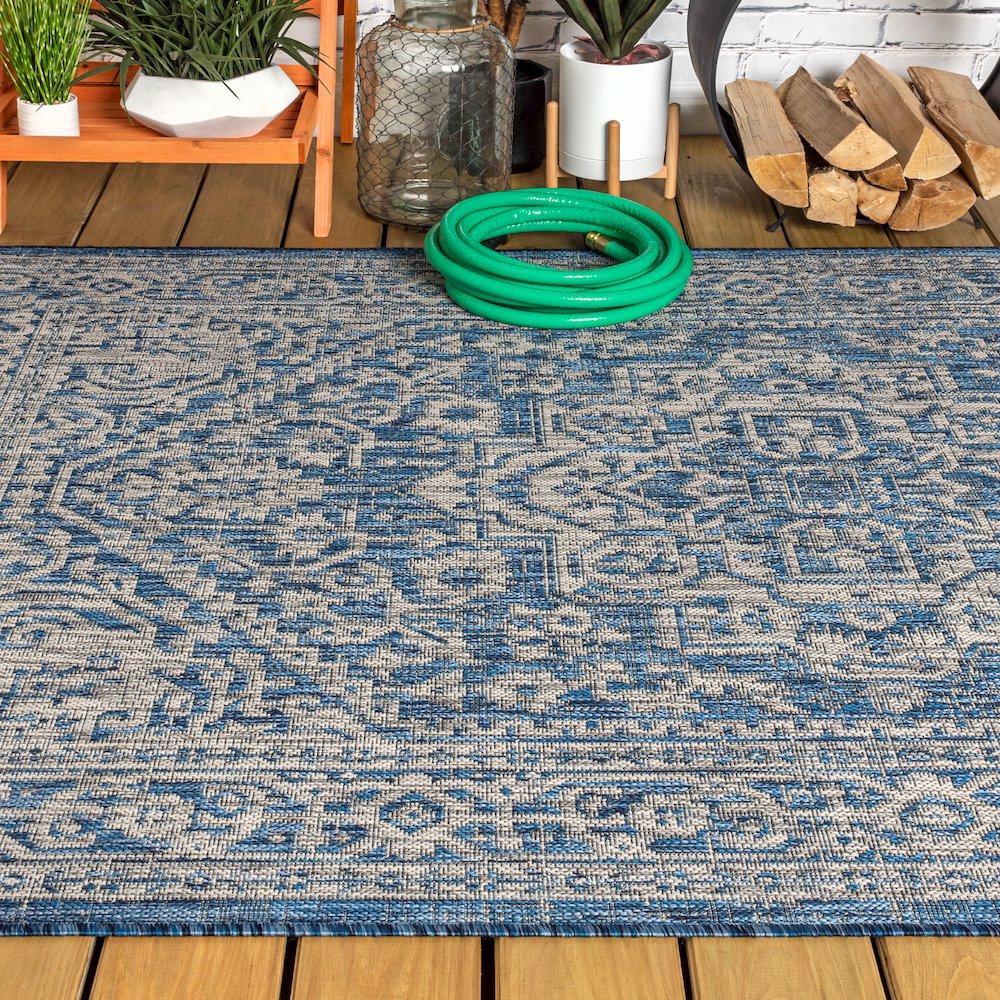 Sinjuri Medallion Textured Weave Indoor/Outdoor Area Rug. Picture 4