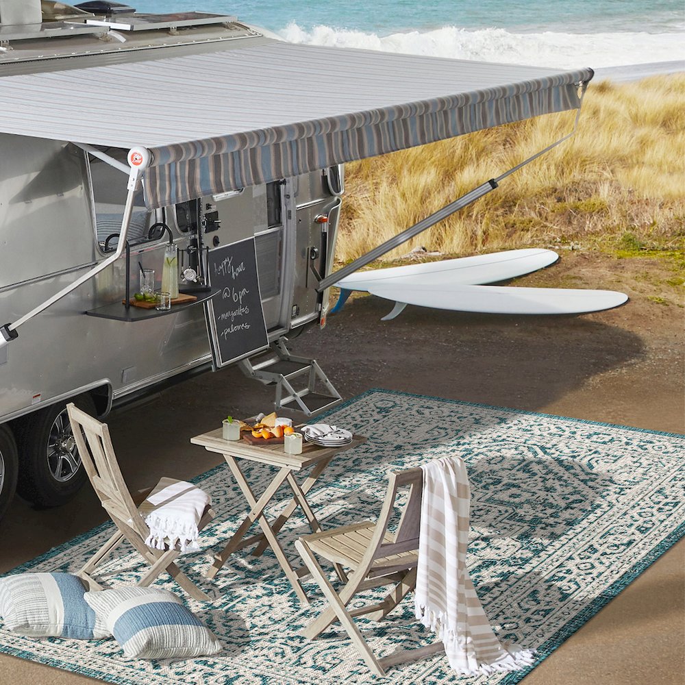 Sinjuri Medallion Textured Weave Indoor/Outdoor Area Rug. Picture 10