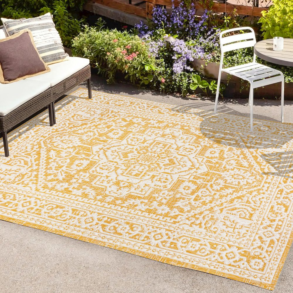Sinjuri Medallion Textured Weave Indoor/Outdoor Area Rug. Picture 6