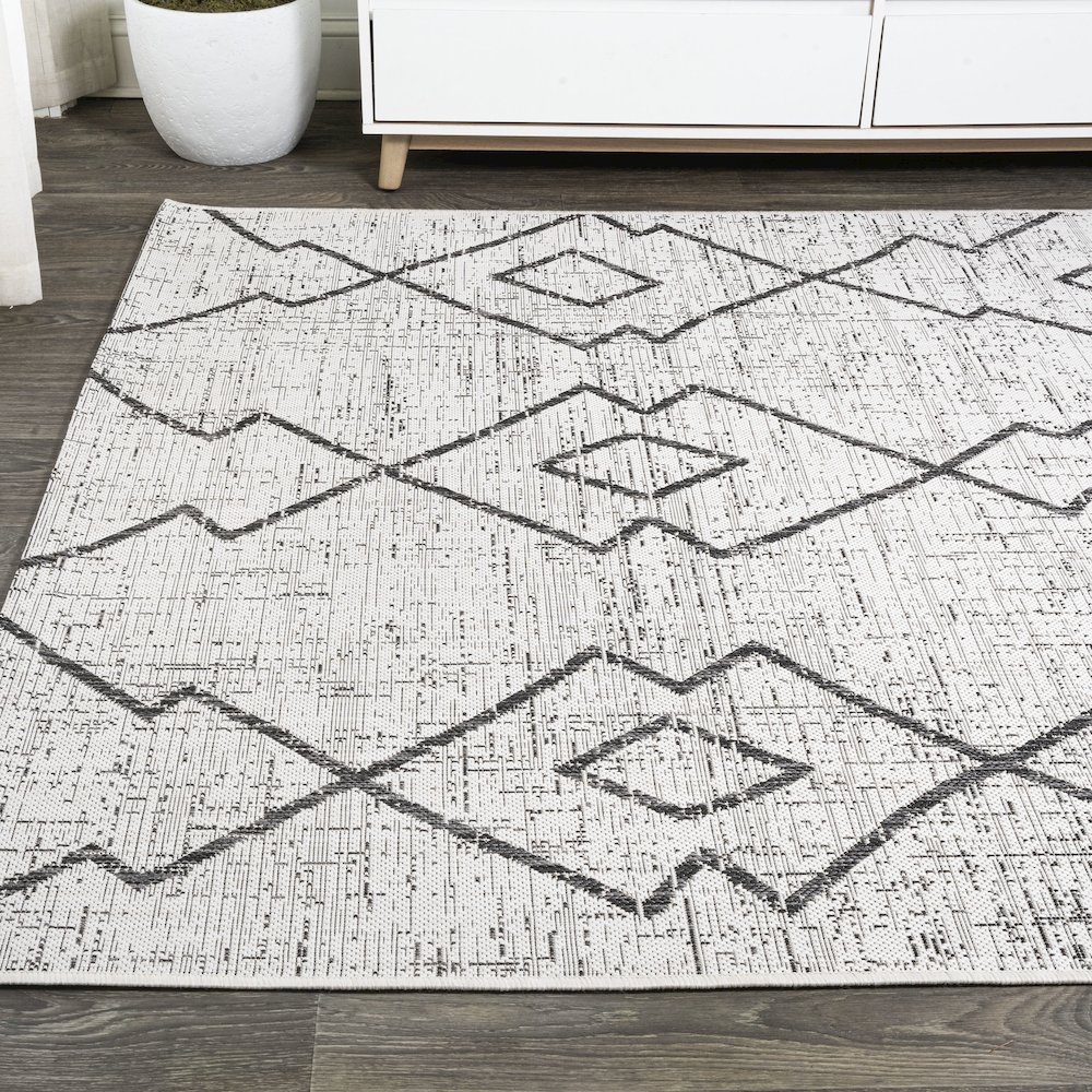 Carwa Tribal Diamond Trellis Indoor/Outdoor Area Rug. Picture 3