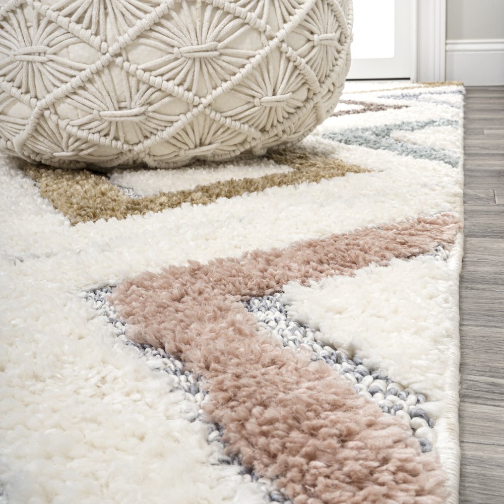 Amira Diamond Tribal High-Low Area Rug. Picture 8