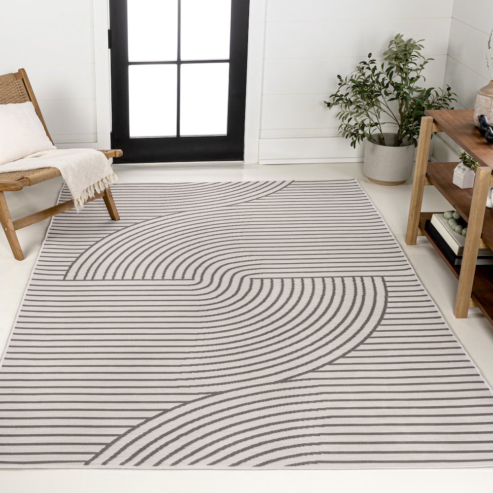 Curve Stripe Reversible Machine-Washable Indoor/Outdoor Area Rug. Picture 1
