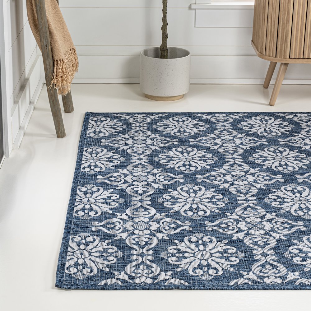 Maribel Traditional Classic All-Over Scroll Indoor/Outdoor Area Rug. Picture 1