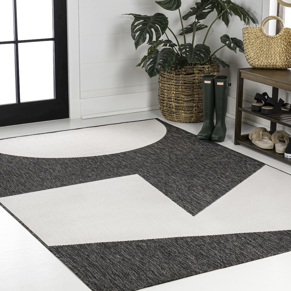 Two-Tone Black/Cream 5 ft. x 8 ft. Indoor/Outdoor Area Rug. Picture 3