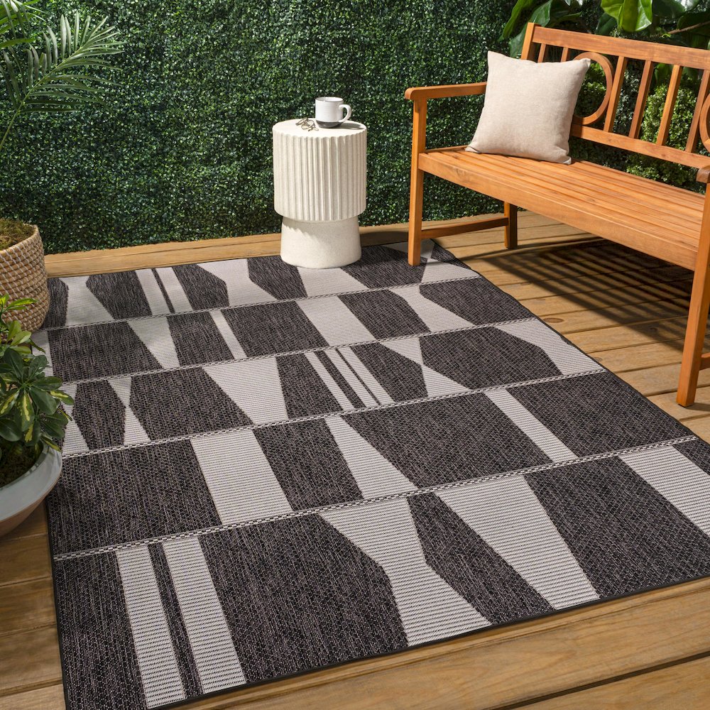 Two-Tone Black/Cream 5 ft. x 8 ft. Indoor/Outdoor Area Rug. Picture 4