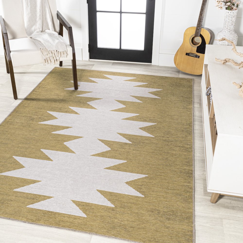 Chayton Minimalist Geometric Machine Washable Area Rug. Picture 2