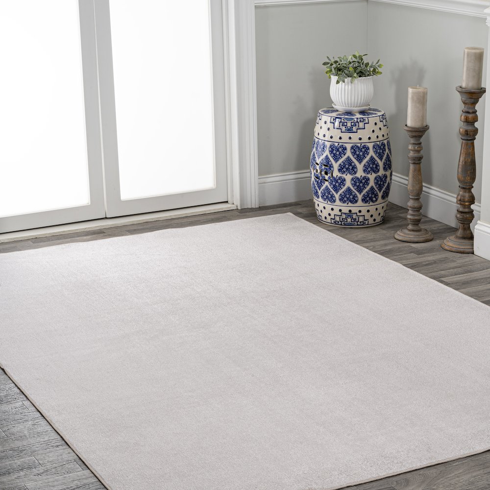 Twyla Classic Solid Low-Pile Machine-Washable Area Rug. Picture 3