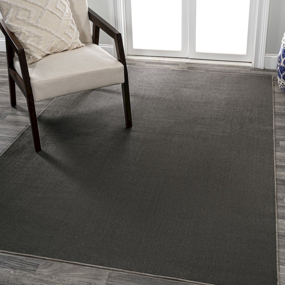 Twyla Classic Solid Low-Pile Machine-Washable Area Rug. Picture 1