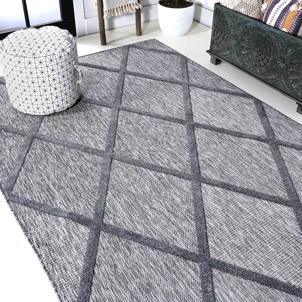 Salines Diamond Trellis Indoor/Outdoor Area Rug. Picture 4