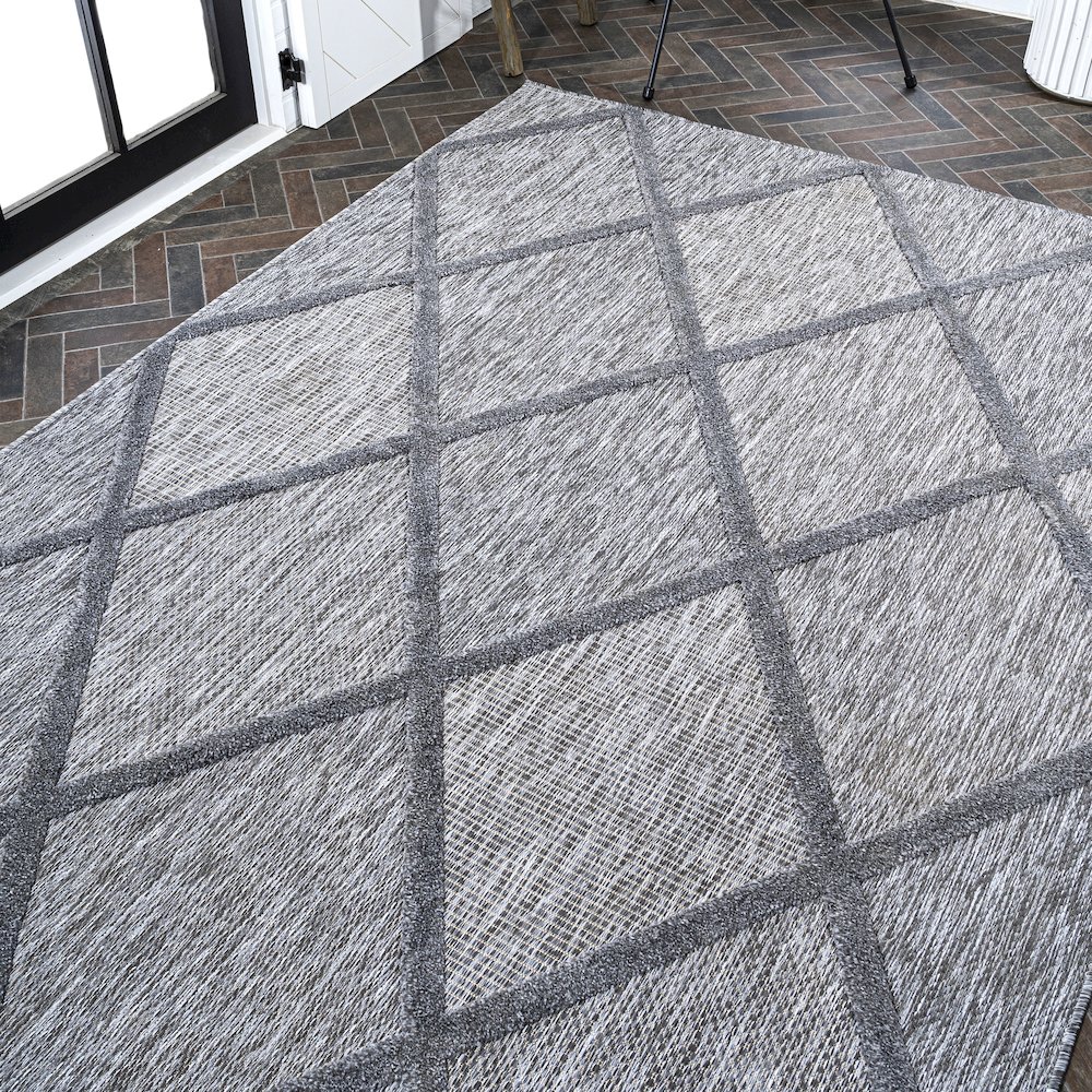 Salines Diamond Trellis Indoor/Outdoor Area Rug. Picture 8
