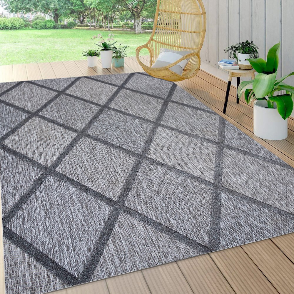 Salines Diamond Trellis Indoor/Outdoor Area Rug. Picture 6