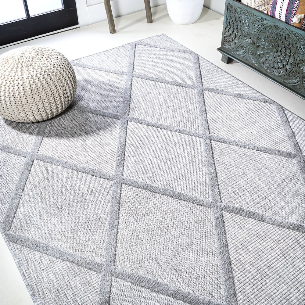 Salines Diamond Trellis Indoor/Outdoor Area Rug. Picture 4