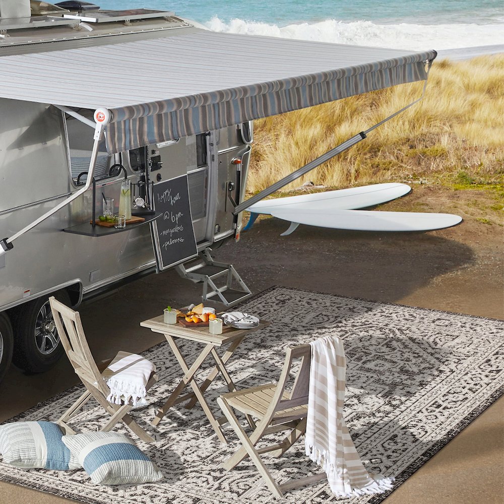 Sinjuri Medallion Textured Weave Indoor/Outdoor Area Rug. Picture 10