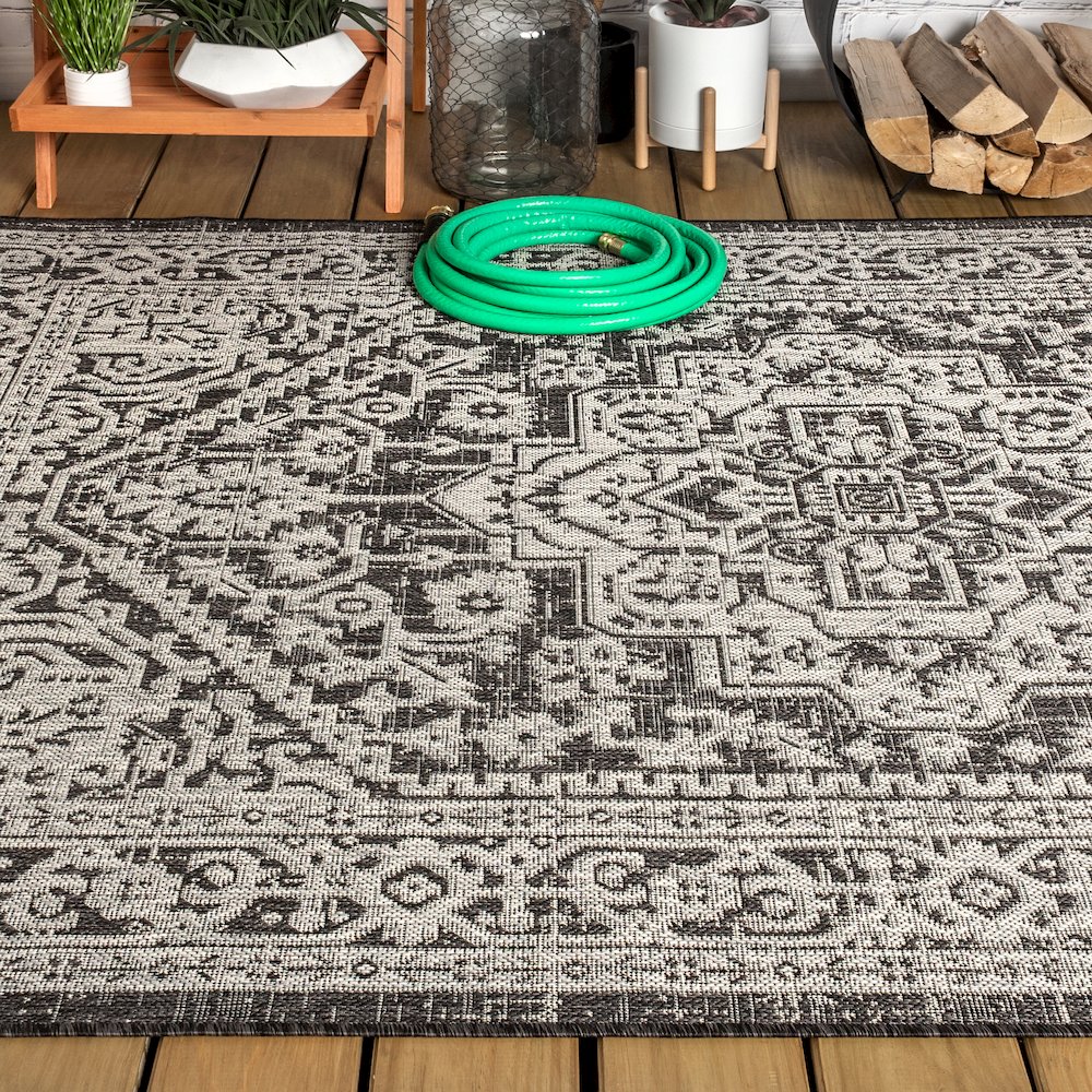 Sinjuri Medallion Textured Weave Indoor/Outdoor Area Rug. Picture 4